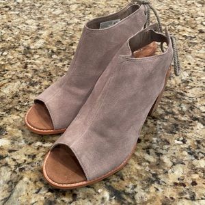 New! Tom’s Taupe Suede Block heeled shoes size 9.5
